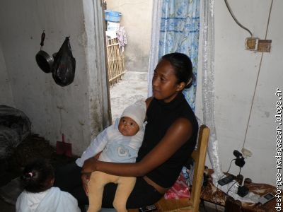 Aina soeur de Haja et son bébé.
